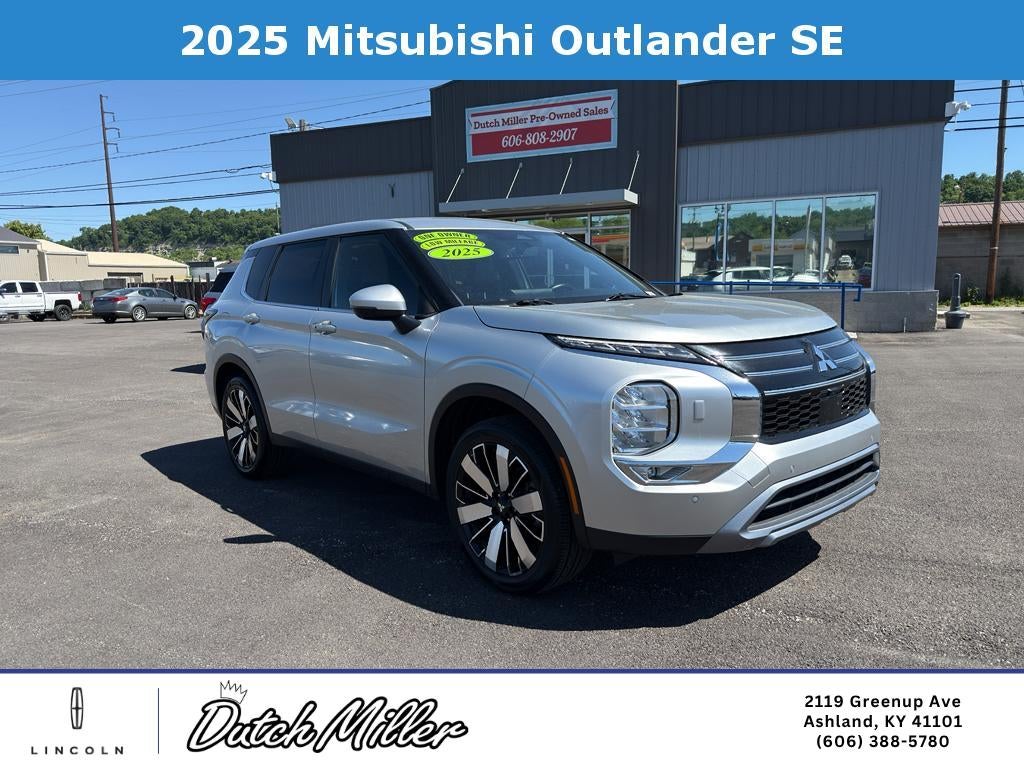 2025 Mitsubishi Outlander SE in Alloy Silver Metallic — front three-quarter view
